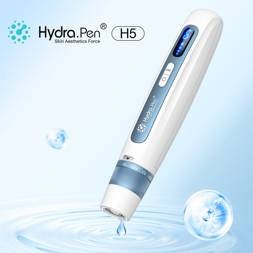 Hydra Pen H5 สีฟ้าเหล็ก ติดตั้งหัวเข็มพร้อมช่องบรรจุ บนพื้นหลังสีฟ้า