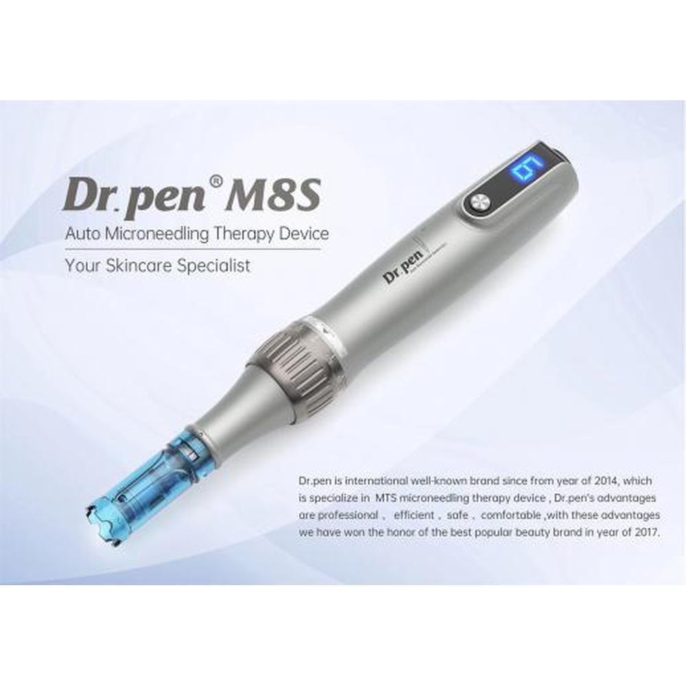 ตัวเครื่อง Dr. Pen M8s วางเฉียง แสดงจอดิจิทัลและหัวเข็มสีฟ้าที่ติดตั้ง