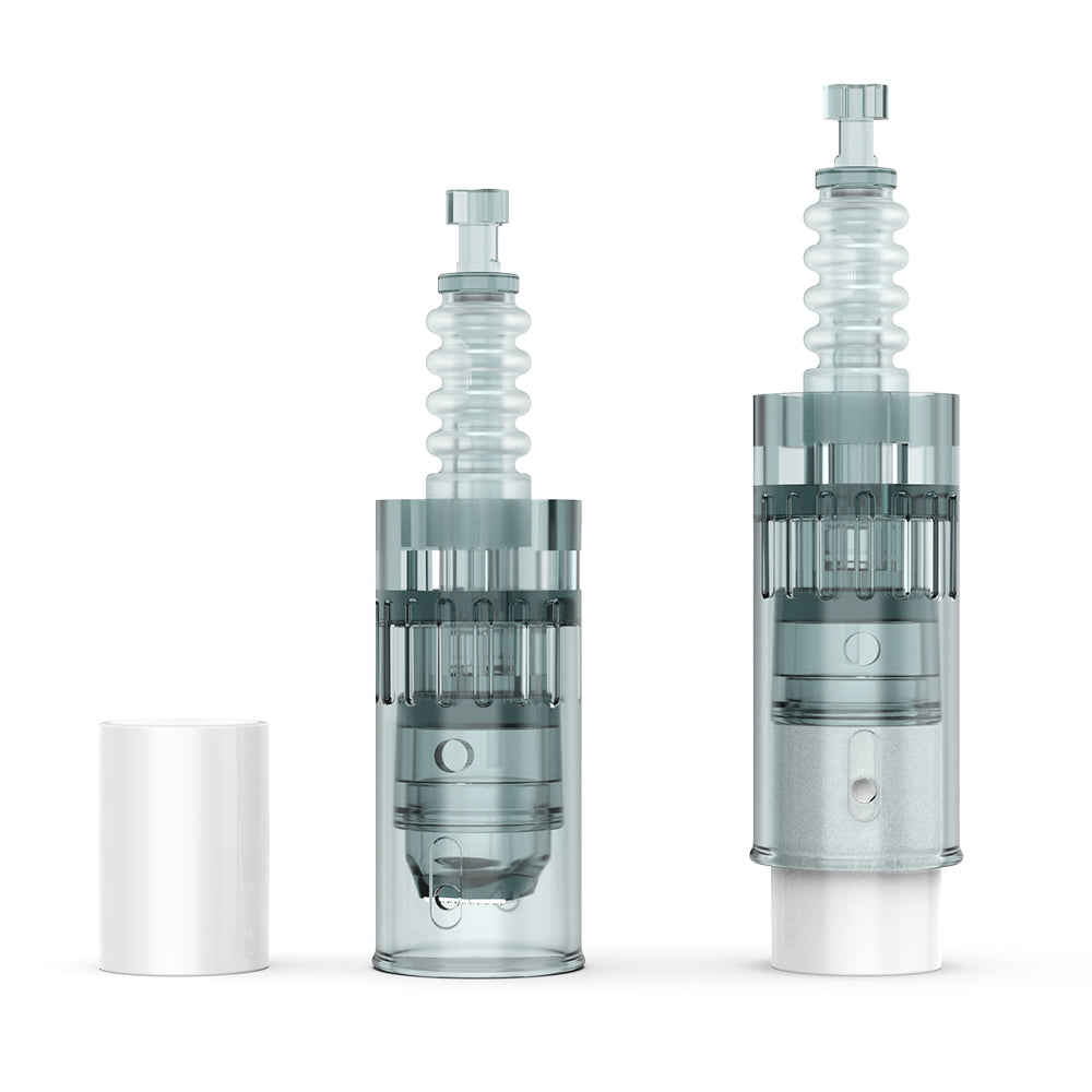 หัวเข็ม Dr. Pen M8 และ M7s ตั้งวางข้างฝาครอบป้องกันที่แยกออก