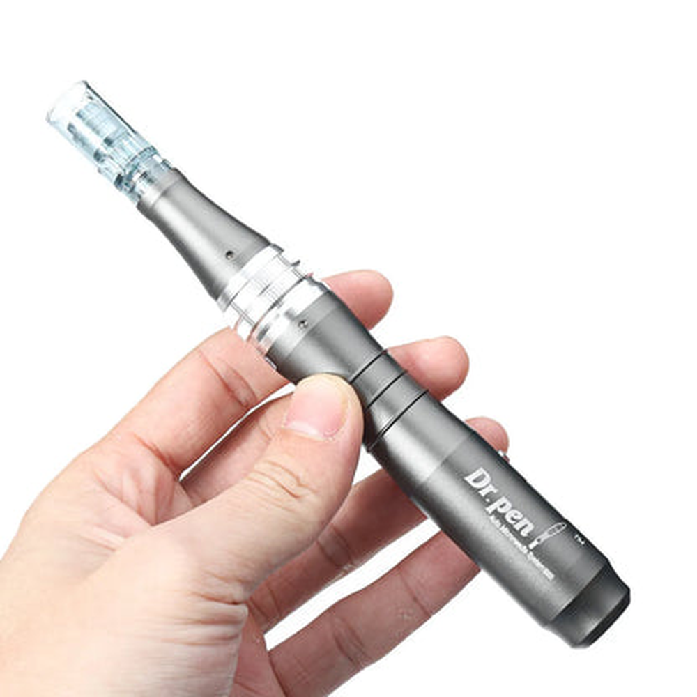 ตัวเครื่อง Dr. Pen M8 ในมือเพื่อแสดงรูปทรงและขนาด